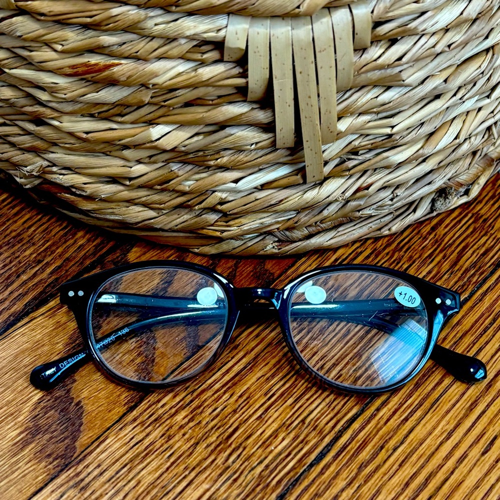 +1.00 Classic Round Reading Glasses in Black